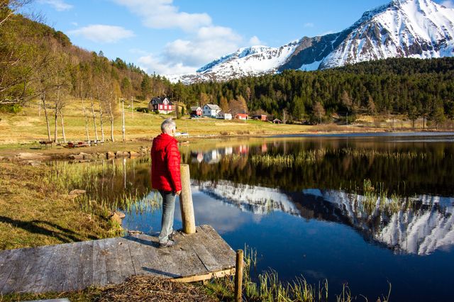 Sophornet speiler seg i Tuvatnet.